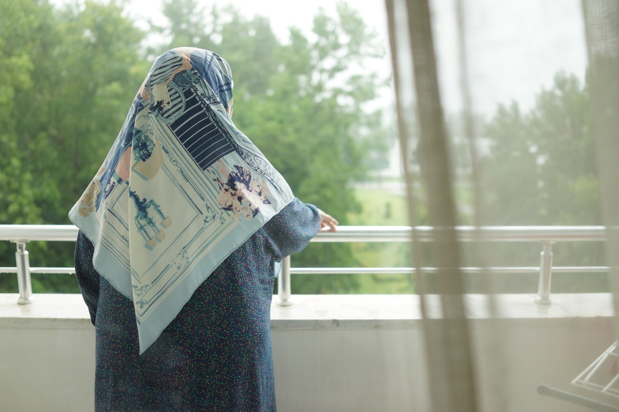 Feeling lonely? It may affect how your brain reacts to food, new research suggests